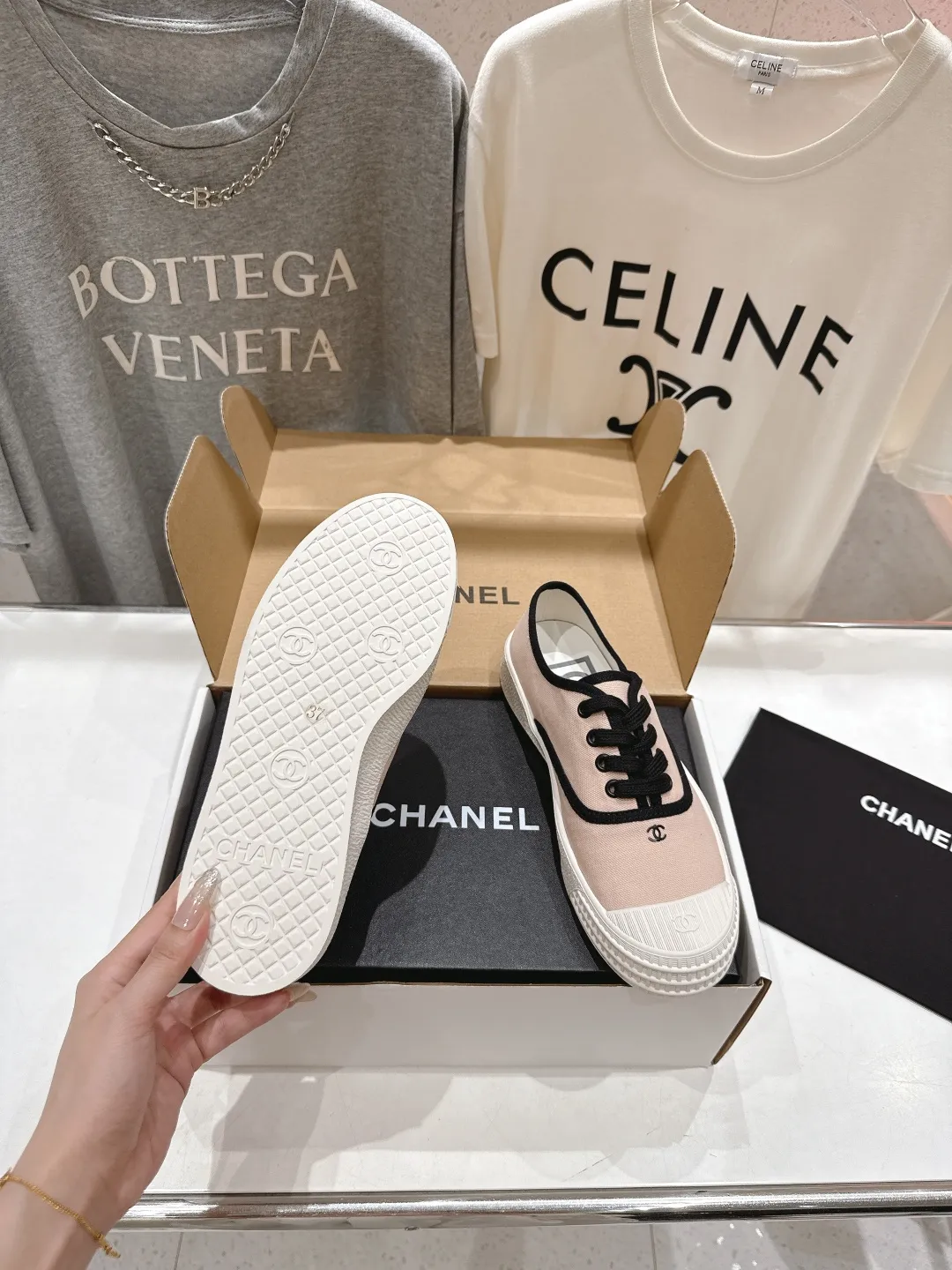 👟👟Ex-factory price 400👟👟 -Chanel* Xiaoxiang 2025ss latest casual shoes, currently super popular biscuit shoes. Internet celebrity Xiaohongshu is crazy about hot recommendations. The silly and cute style has a retro flavor! Special shape, very recognizable, slim and long legs, absolutely powerful, very comfortable to wear, good-looking, comfortable, and heightening. I must recommend it to everyone, the main feature of this year's series, minimalist style ✔Fabric: original customized canvas ✔Foot: water-dyed cowhide, comfortable foot feel ✔Outsole: molded high-elastic rubber platform outsole ✔Number: 35-39 (customized in 40)